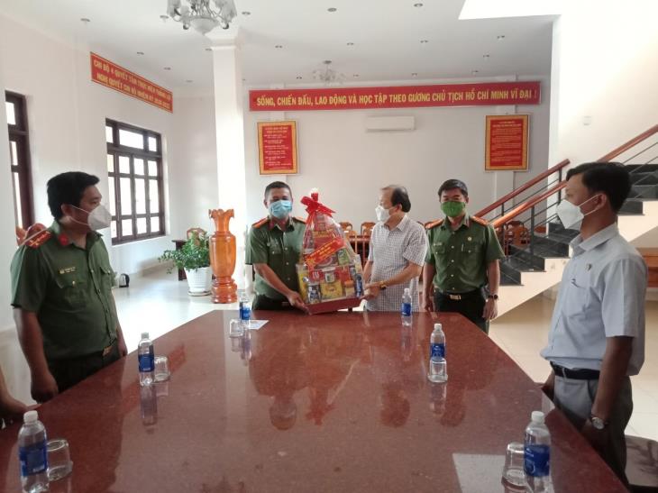 Thường trực HĐND huyện Tân Biên thăm, tặng quà dịp Tết Nguyên đán Nhâm Dần năm 2022